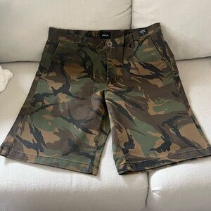 Mens NWT 33 RVCA Camo Week-End Stretch Shorts